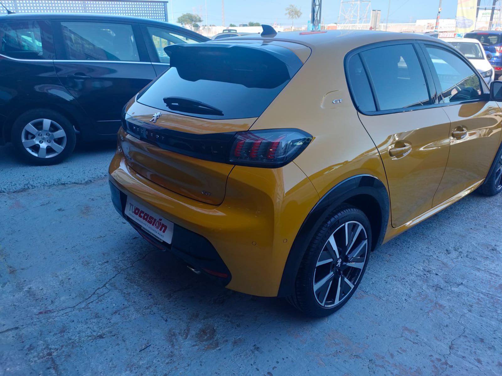 PEUGEOT 208