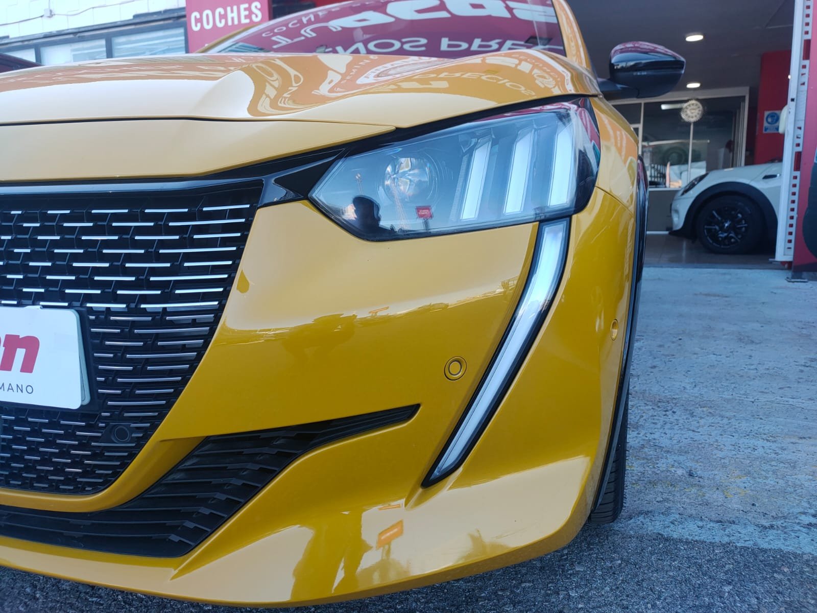 PEUGEOT 208