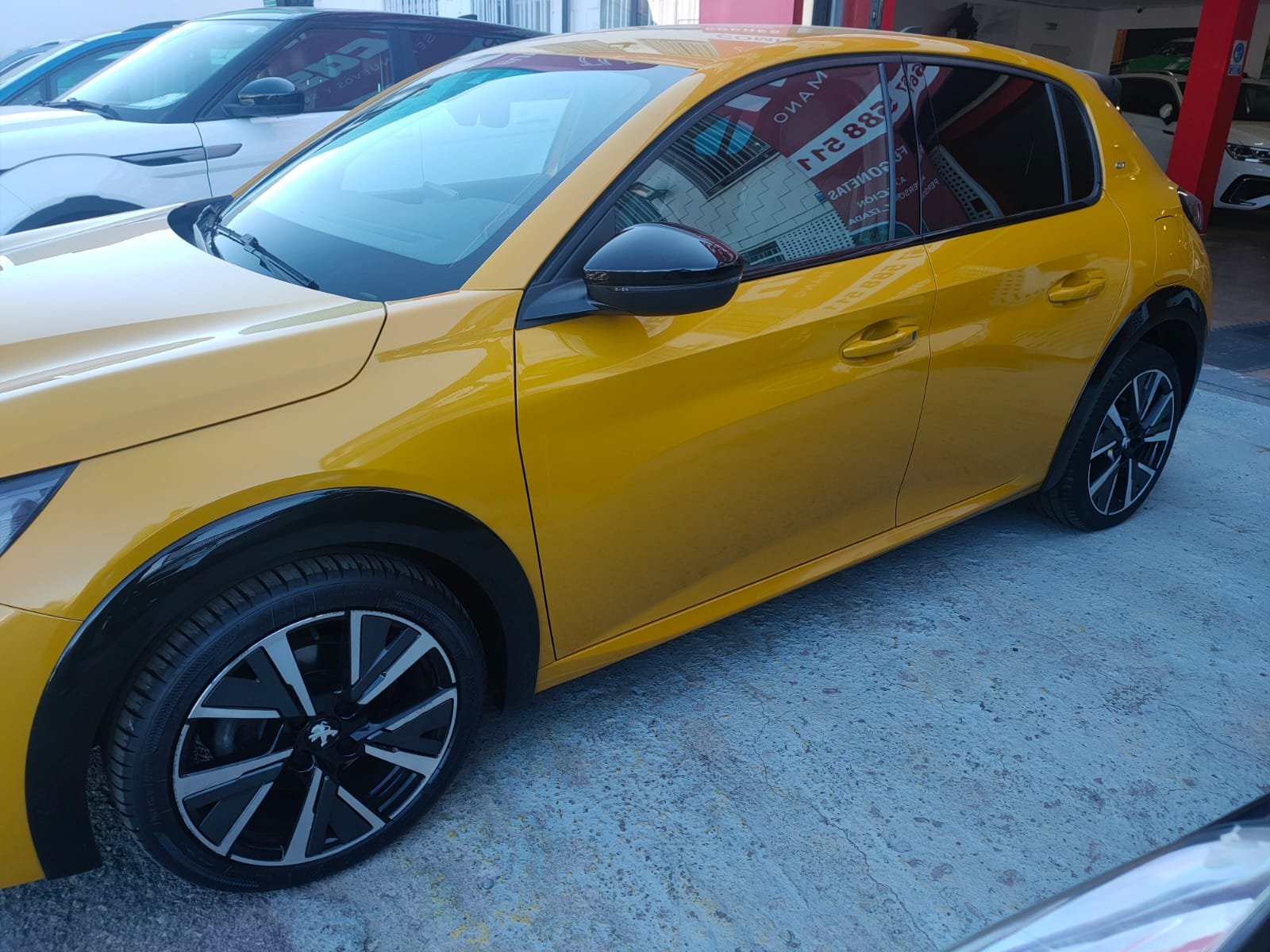 PEUGEOT 208