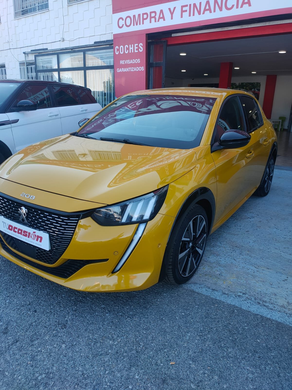 PEUGEOT 208