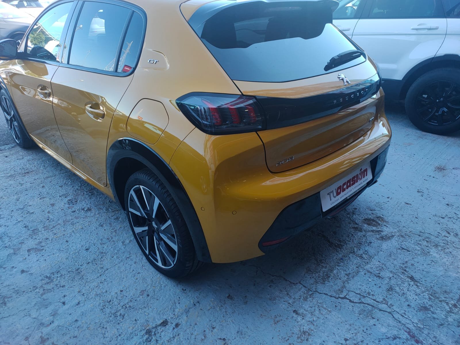PEUGEOT 208