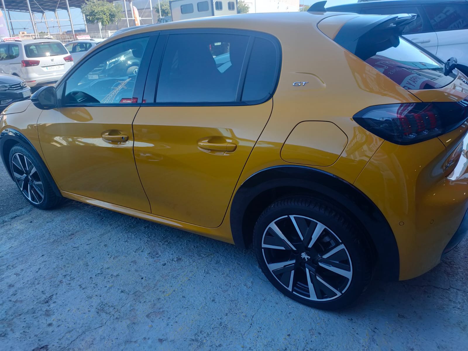 PEUGEOT 208