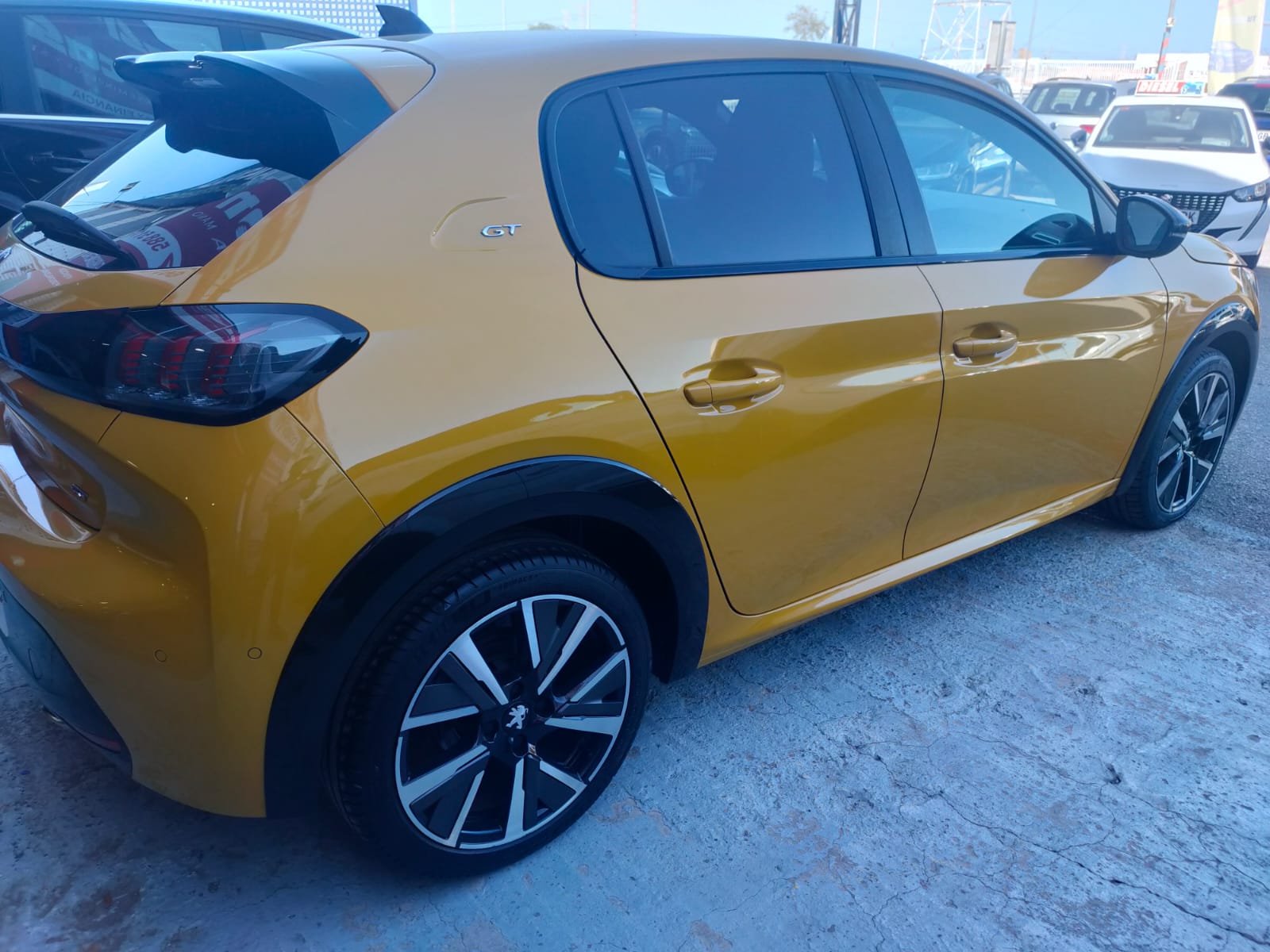 PEUGEOT 208