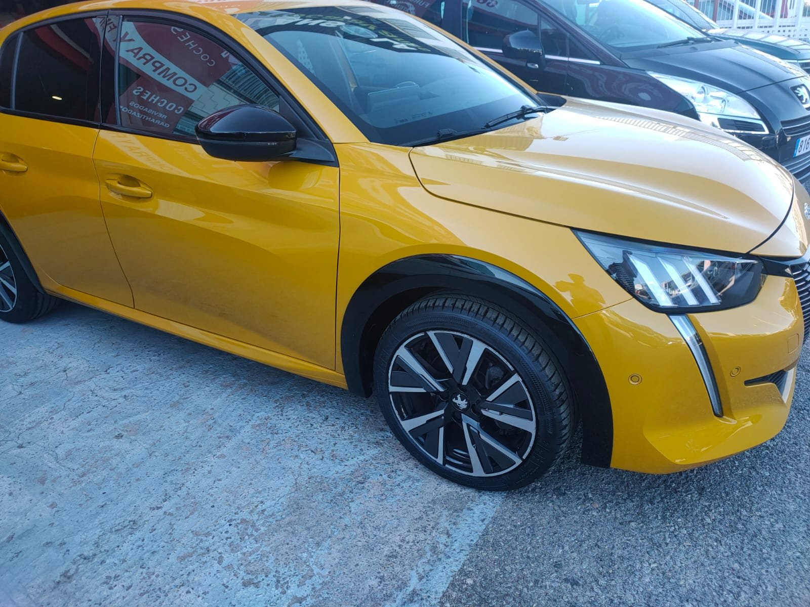 PEUGEOT 208
