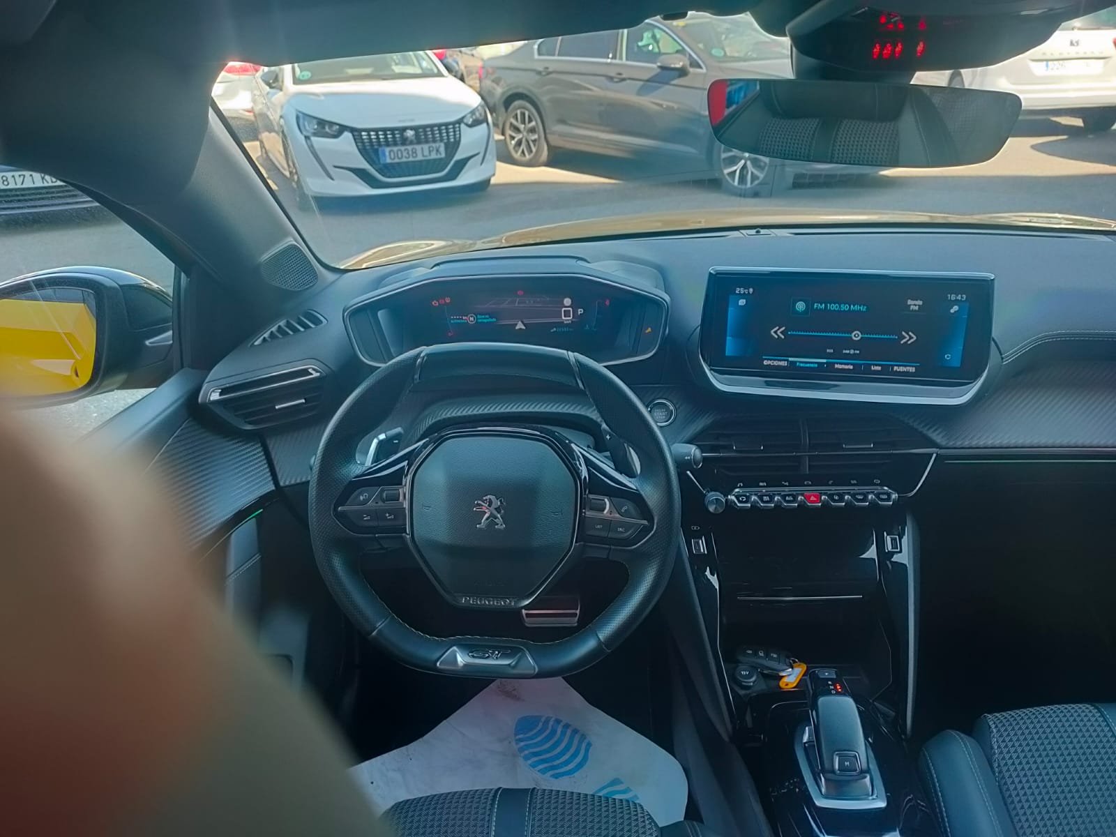PEUGEOT 208