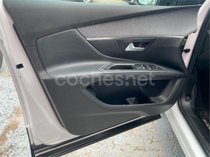 PEUGEOT 5008 Allure 1.2L PureTech SS