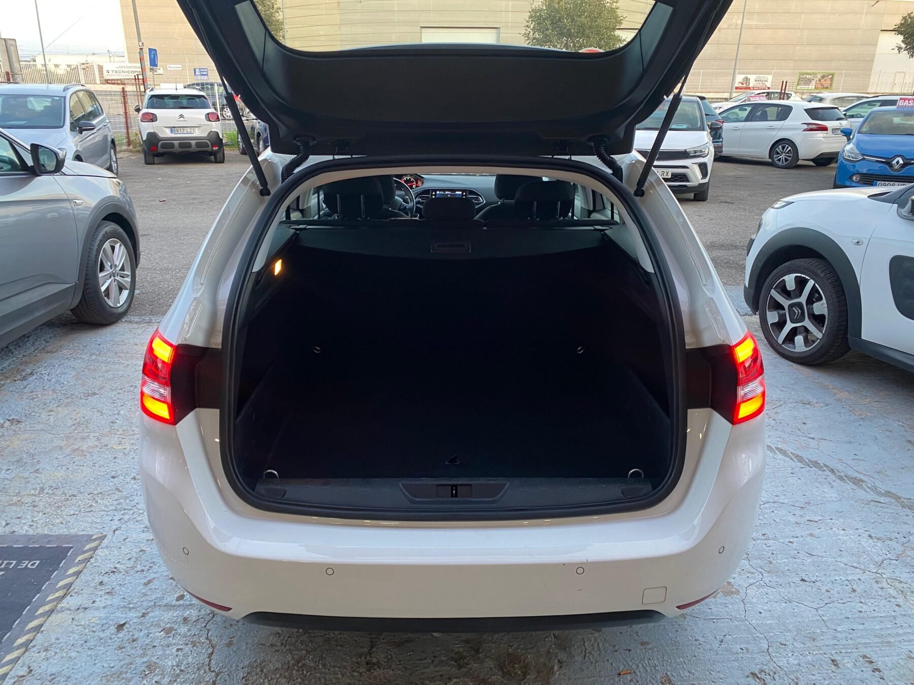 PEUGEOT 308 PEUGEOT 308 SW ACTIVE PACK BLUE HDI 130 SS EAT8