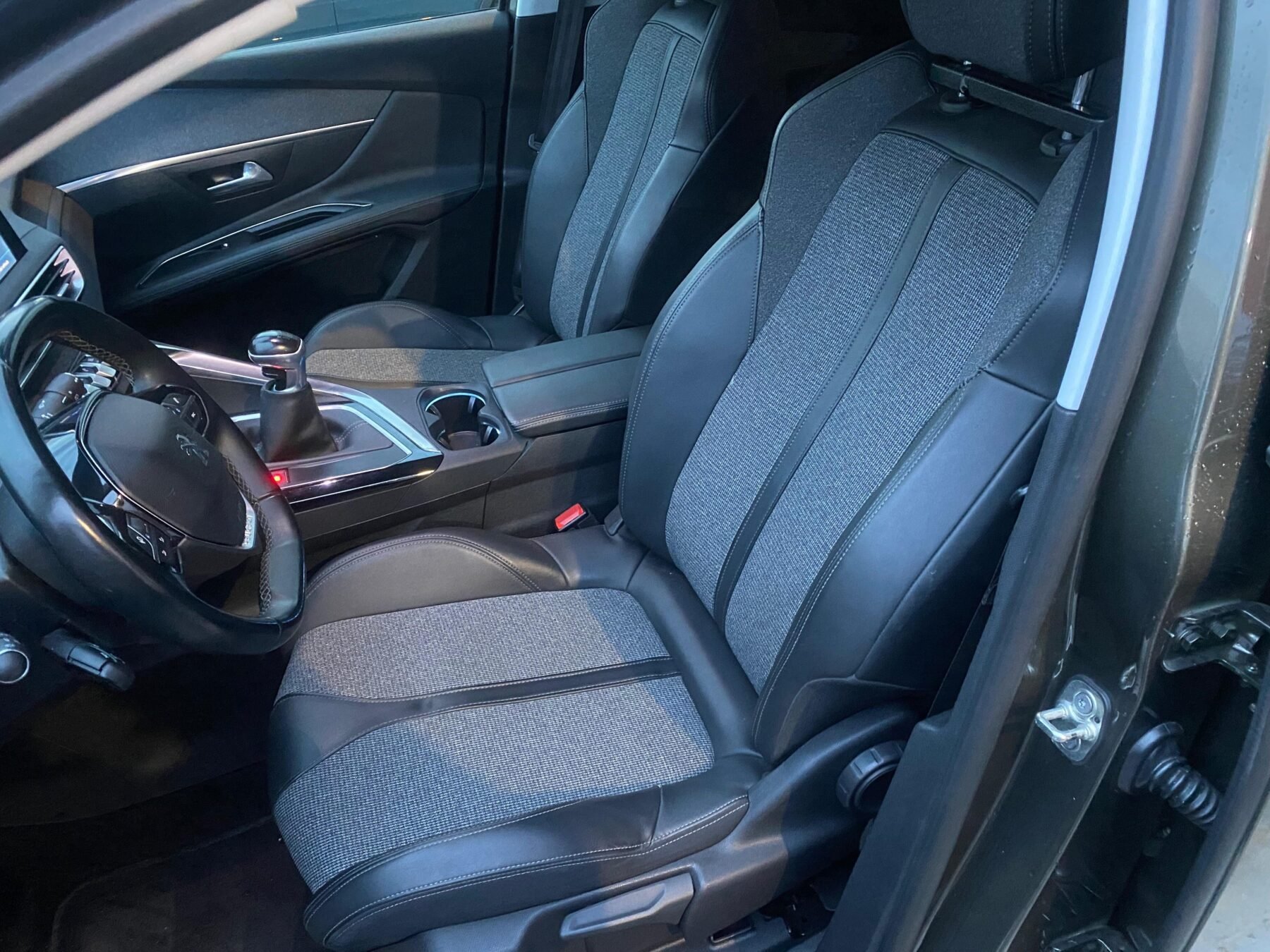 PEUGEOT 3008 1.5 BLUE HDI  EAT8 S&S